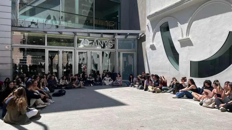 16/05/2023- Concentració d'aquest dimarts d'alumnes de la Facultat de Comunicació de la Blanquerna en suport a les víctimes del professor denunciat per assetjament.