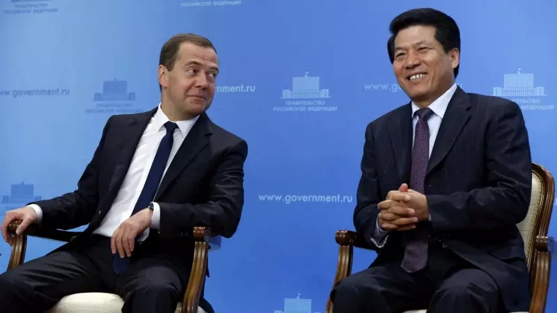 El representante del Gobierno chino para asuntos euroasiáticos, Li Hui, junto al vicepresidente del Consejo de Seguridad ruso,  Dmitri Medvédev en una imagen de Archivo.