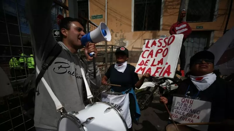 Manifestantes gritan consignas y muestran carteles en contra del presidente de Ecuador, Guillermo Lasso, a la salida de la sede de la Asamblea Nacional, en Quito.