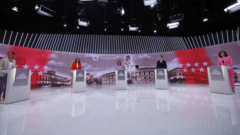 Los cinco candidatos a la presidencia de la Comunidad de Madrid con representación durante el debate electoral celebrado este martes en la sede de Telemadrid.