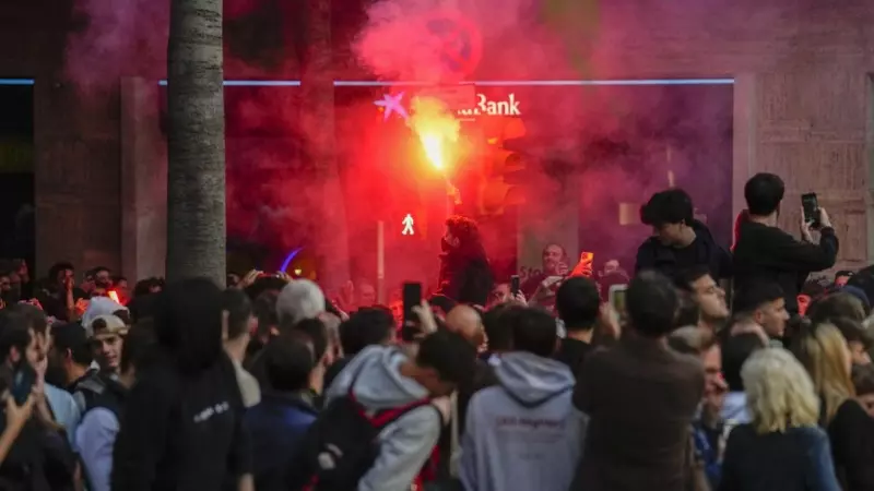 Un grupo de personas se concentran en favor y en contra de las ocupaciones frente a los edificios ocupados de La Ruïna y el Kubo, en Barcelona, a 11 de mayo de 2023
