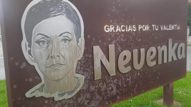 La placa en homenaje a Nevenka Fernández aparece rociada con ácido en Ponferrada.