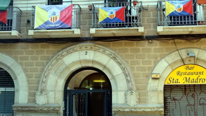 Façana del bloc del número 2 de la plaça Santa Madrona del barri del Poble-sec de Barcelona.