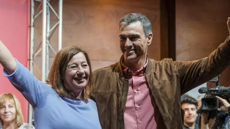 El presidente de Gobierno, Pedro Sánchez, junto a la presidenta del Govern balear y candidata, Francina Armengol participa este miércoles en un mitin del PSOE en la ciudad de Ibiza