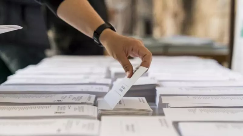 Una persona escull el seu vot, en una imatge d'arxiu