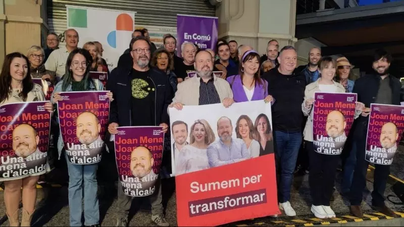 El candidat de Sabadell En Comú Podem, Joan Mena, durant l'inici de campanya, amb un dels cartells més comentats a les xarxes