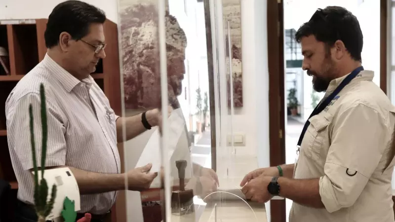 Carlos Molina, técnico de SEO/Birdlife en Doñana en el momento de entrega de las 145.000 firmas, a 17 de mayo de 2023 en el Parlamento de Andalucía.