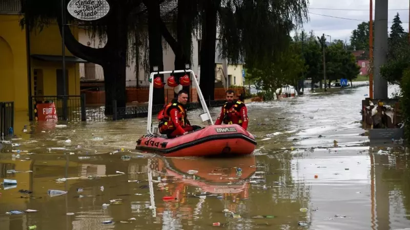 Bomberos voluntarios montan su bote a través de una calle inundada por el río Savio en el distrito de Ponte Vecchio de Cesena