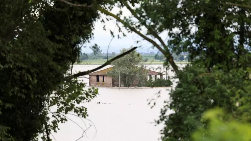 Una casa sumergida en el agua después de una fuerte lluvia que azotó la región norteña de Emilia-Romagna en Italia, en La Motta, cerca de Bolonia, Italia.
