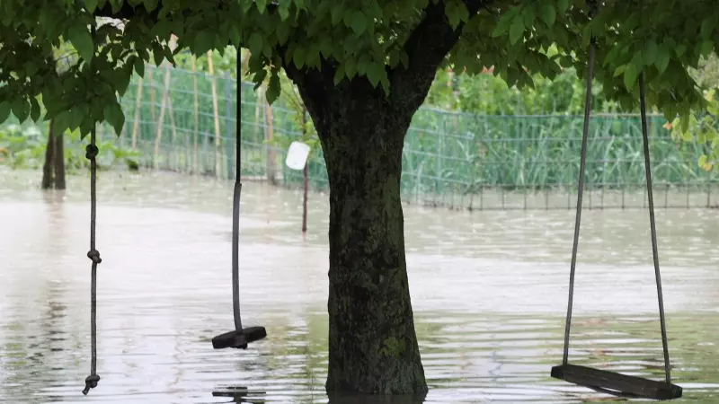 Un árbol con columpios está sumergido en agua después de una fuerte lluvia que azotó la región norteña de Emilia-Romagna, en Italia, en Ponte Rizzoli, cerca de Bolonia.