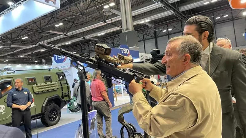 Un visitante maneja una ametralladora en la Feria de Seguridad y Defensa (Feindef) que se celebra entre el miércoles y el viernes en los pabellones de Ifema de Madrid.