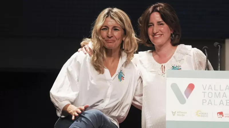 La vicepresidenta segunda y ministra de Trabajo y Economía Social, Yolanda Díaz (i), junto a la candidata de Valladolid Toma la Palabra (VTLP) a la Alcaldía de Valladolid, María Sánchez (d)