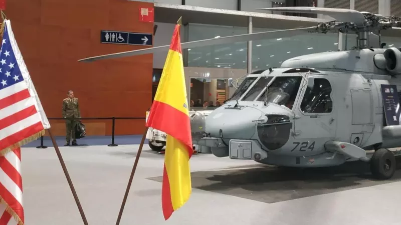 Un helícoptero de exposición en la Feria Internacional de Defensa y Seguridad de España, en Madrid, a 17 de mayo de 2023.