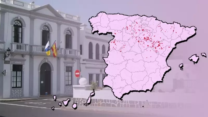 Mapa de los municipios que no han tenido concejalas sobre la imagen de la fachada de un ayuntamiento