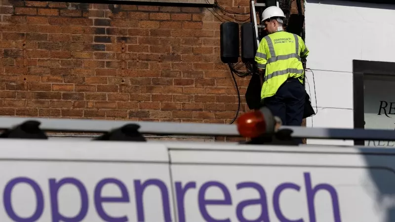 Un trabajador de la operadora de telecomunicaciones británica BT durante la instalación de una línea telefónica en Manchester (Inglaterra).