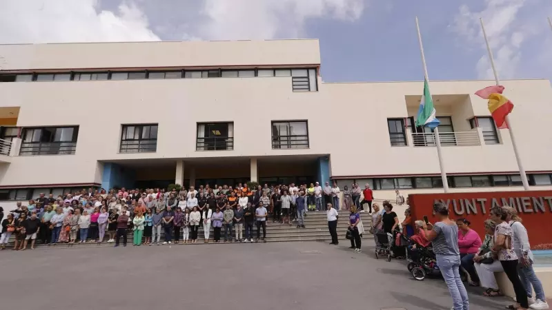 Concentración frente al Ayuntamiento de Torremolinos (Málaga) por el asesinato machista de una joven de 28 años tras recibir varias puñaladas de su pareja.