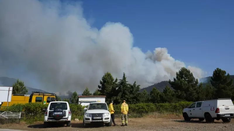 Columna de humo del incendio forestal declarado en el término municipal de Pinofranqueado, en la comarca cacereña de Las Hurdes