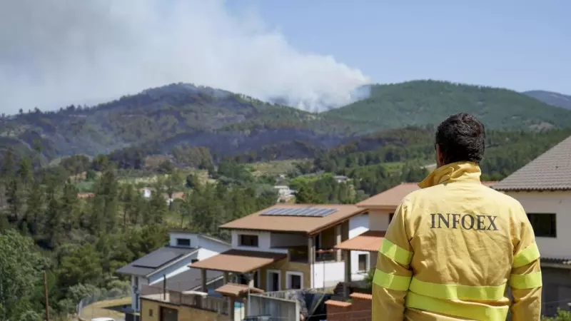 Un hombre observa el humo del fuego que afecta a la población de Pinofranqueado, a 18 de mayo de 2023.