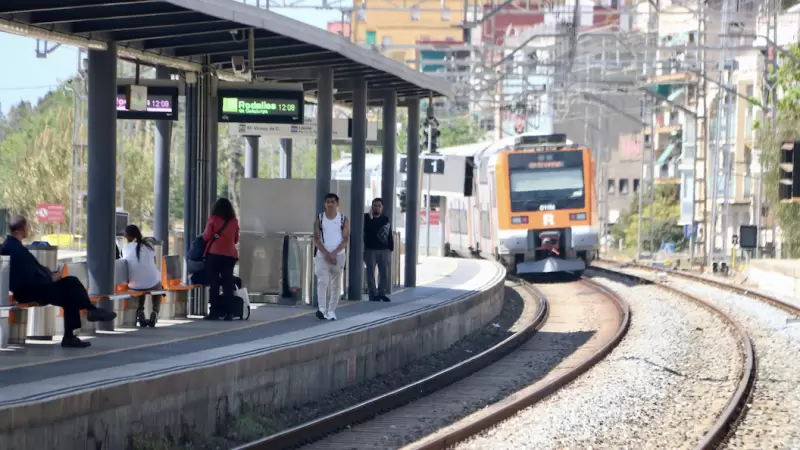 19-5-2023 Passatgers esperant a l'andana l'arribada d'un tren a l'estació de Rodalies de Gavà