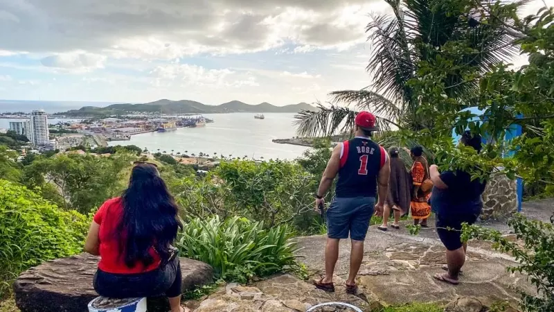 19/05/2023 - La gente mira hacia el paseo marítimo desde Vierge du Pacifique en Noumea, después de que un terremoto azotara la isla, a 19 de mayo de 2023.