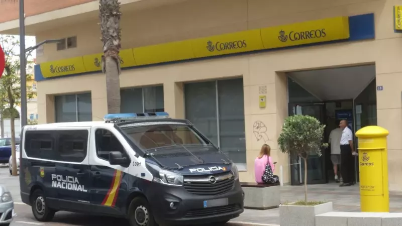 La oficina de Correos de Melilla, vacía tras las medidas policiales y administrativas para vigilar el voto por correo por sospechas de fraude.