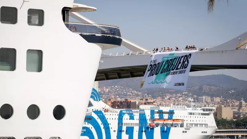 19/05/2023 - La pancarta que la CUP ha desplegat al Port de Barcelona en contra dels creuers.