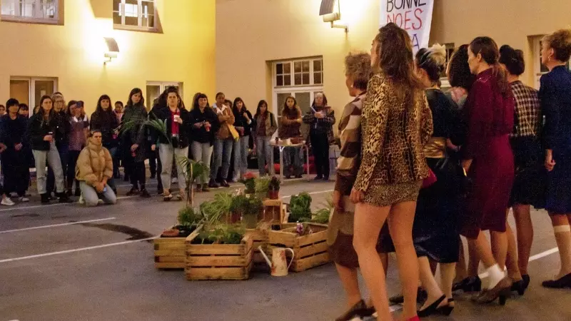 Més de 100 dones van participar en una tancada a La Bonne per denunciar la situació.