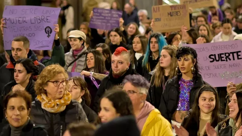 Cientos de personas durante una manifestación convocada por Plataforma Feminista Galega y Marcha Mundial das Mulleres, por el 8M, Día Internacional de la Mujer, a 8 de marzo de marzo de 2023