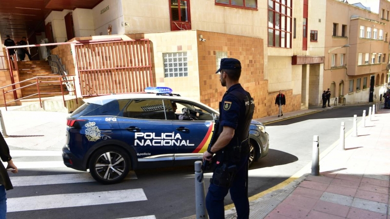 Un agente y vehículo de Policía Nacional participan en un operativo policial, a 24 de abril de 2023, en Ceuta.