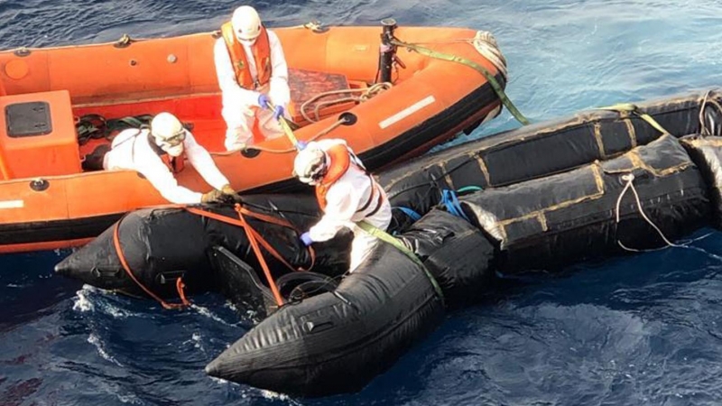 Los marineros de Salvamento Marítimo, aseguran el 2 de octubre la neumática de la que fue rescatado la víspera en helicóptero el joven marfileño Fofana V.