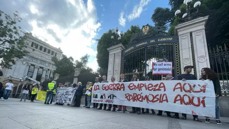 Manifestantes se concentran a las puertas del Cuartel General del Ejército, en Madrid, para protestar contra la feria de armas de Ifema.