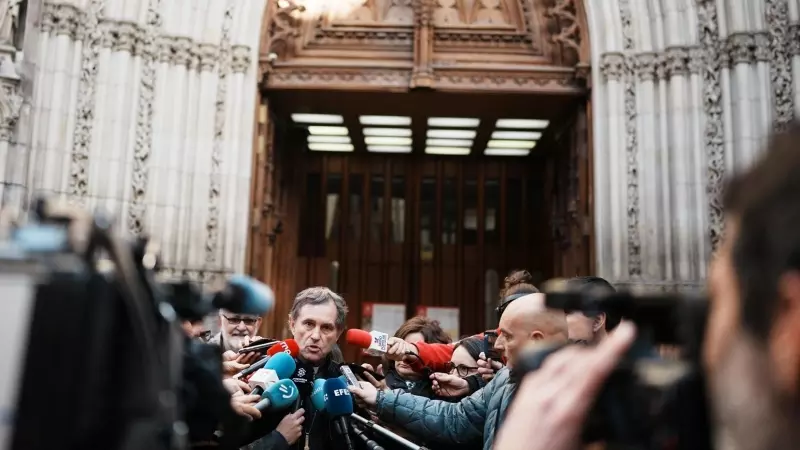 El obispo de Bilbao, Joseba Segura, realiza declaraciones a su llegada a la celebración de una misa solemne para «pedir perdón» a las víctimas de abusos de la iglesia, a 24 de marzo de 2023, en Bilbao. Archivo.