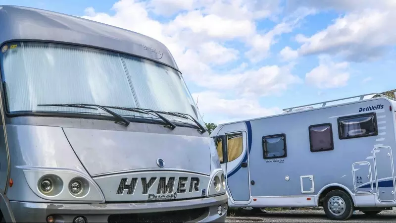 Autocaravanas para jornaleros de la nieve y viajeros, en el parking de la localidad oscense de Castejón de Sos