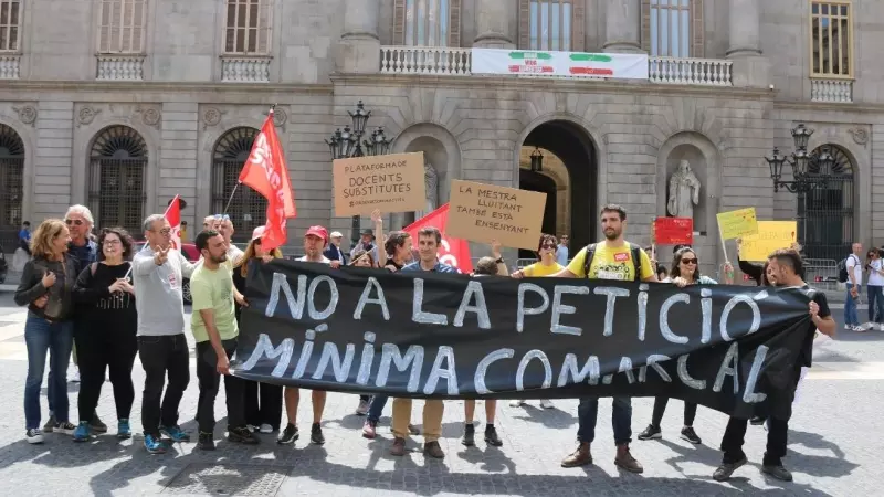 20/05/2023 - La protesta d'aquest dissabte de docents interins, a la plaça Sant Jaume de Barcelona.