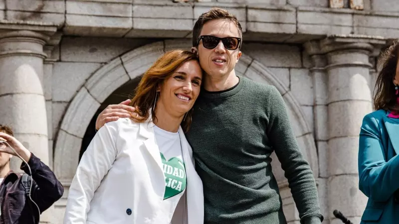 Mónica García e Íñigo Errejón, durante un mitin de Más Madrid en la plaza Mayor.