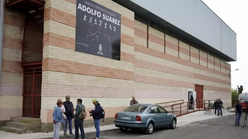 El pabellón Adolfo Suárez de Moraleja (Cáceres) se ha convertido en el principal punto de acogida de los evacuados, en total, más de 700 personas a los que la cercanía de las llamas les echó de su casa y sus pueblos en plena madrugada.