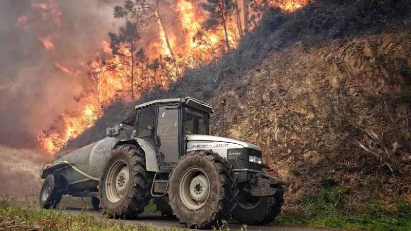 Un tractor en el incendio de los concejos de Valdes y Tineo, a 30 de marzo de 2023, en Asturias (España).