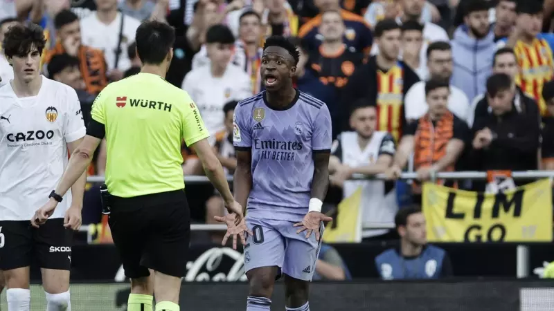 El árbitro de Burgos Bengoetxea habla con el delantero brasileño del Real Madrid Vinicius Jr durante el partido que disputan el Valencia CF y Real Madrid, a 21 de mayo de 2023 en València.