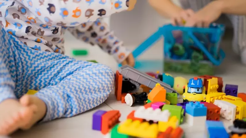 Un niño jugando con un kit de construcción