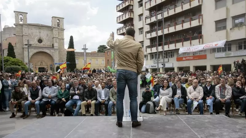 22/5/23 Abascal, en el mitin de Vox el sábado en Guadalajara, con Cabal sentada enfrente a su derecha.