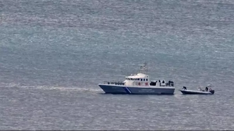 Captura del vídeo publicado por 'The New York Times' en el que varios agentes griegos devuelven al mar a una docena de migrantes, entre ellos varios menores.