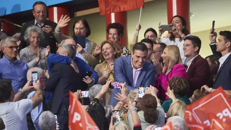 El secretario general del PSOE y presidente del Gobierno, Pedro Sánchez, y el candidato del PSOE a la Presidencia de Cantabria, Pablo Zuloaga, durante un acto electoral, en el Palacio de Festivales, a 22 de mayo de 2023, en Santander