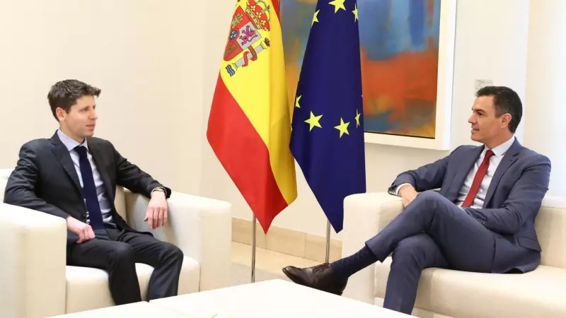 El presidente del Gobierno, Pedro Sánchez (d), mantiene un encuentro con el consejero delegado y cofundador de OpenAI, Sam Altman (i), en el Palacio de La Moncloa.