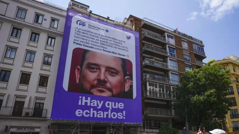 La lona instalada por Podemos en Madrid con la imagen del hermano de Isabel Díaz Ayuso, Tomás Díaz Ayuso, a 19 de mayo de 2023.
