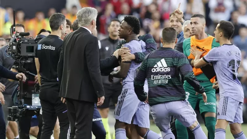 Vinicius Jr es expulsado durante el partido que disputan Valencia CF y Real Madrid, a 21 de mayo de 2023 en Mestalla (València).