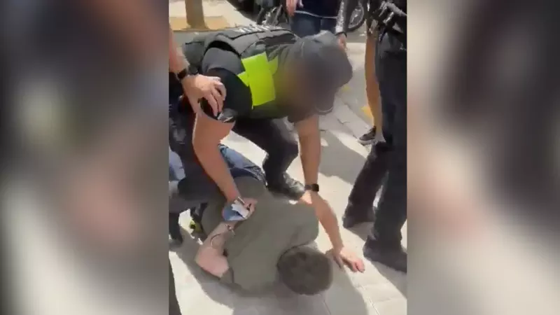 Captura del vídeo difundido de la polémica detención de un hombre en Mataró el pasado sábado 20 de mayo de 2023.