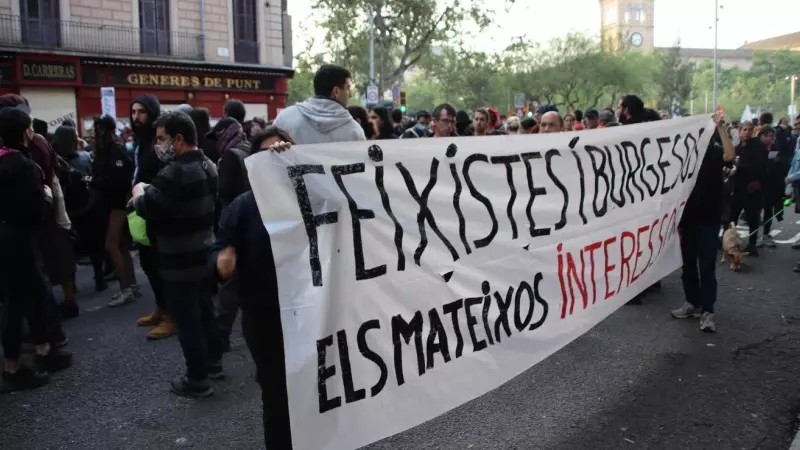 23/05/2023 - Imatge d'alguns dels assistents de la marxa 'Aturem el Feixisme' i en suport de La Ruïna i El Kubo.