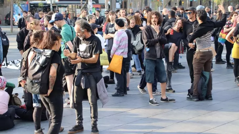 Algunos de los manifestantes, antes de iniciar la marcha por el centro de Barcelona, a 23 de mayo de 2023.