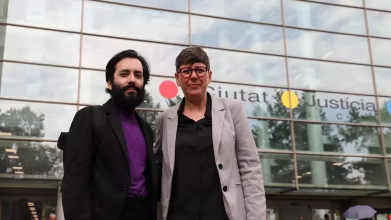 Pilar Lima posa junto al abogado Isaac Guijarro, de Olympe Abogados, frente a la Ciutat de la Justícia de València.