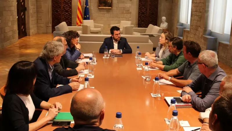 El president de la Generalitat, Pere Aragonès, i la consellera d'Acció Climàtica, Teresa Jordà, durant la reunió amb els representants del sector agrari.